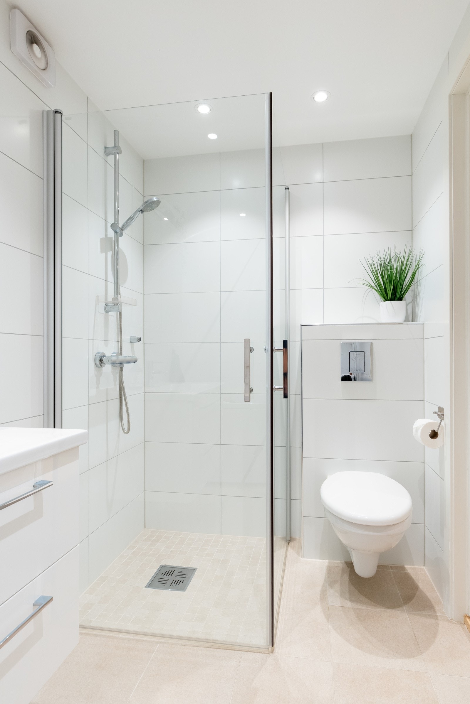 På dette badet er det både dusjsone med innfellbare glassdører og et flott badekar. Galleribilde