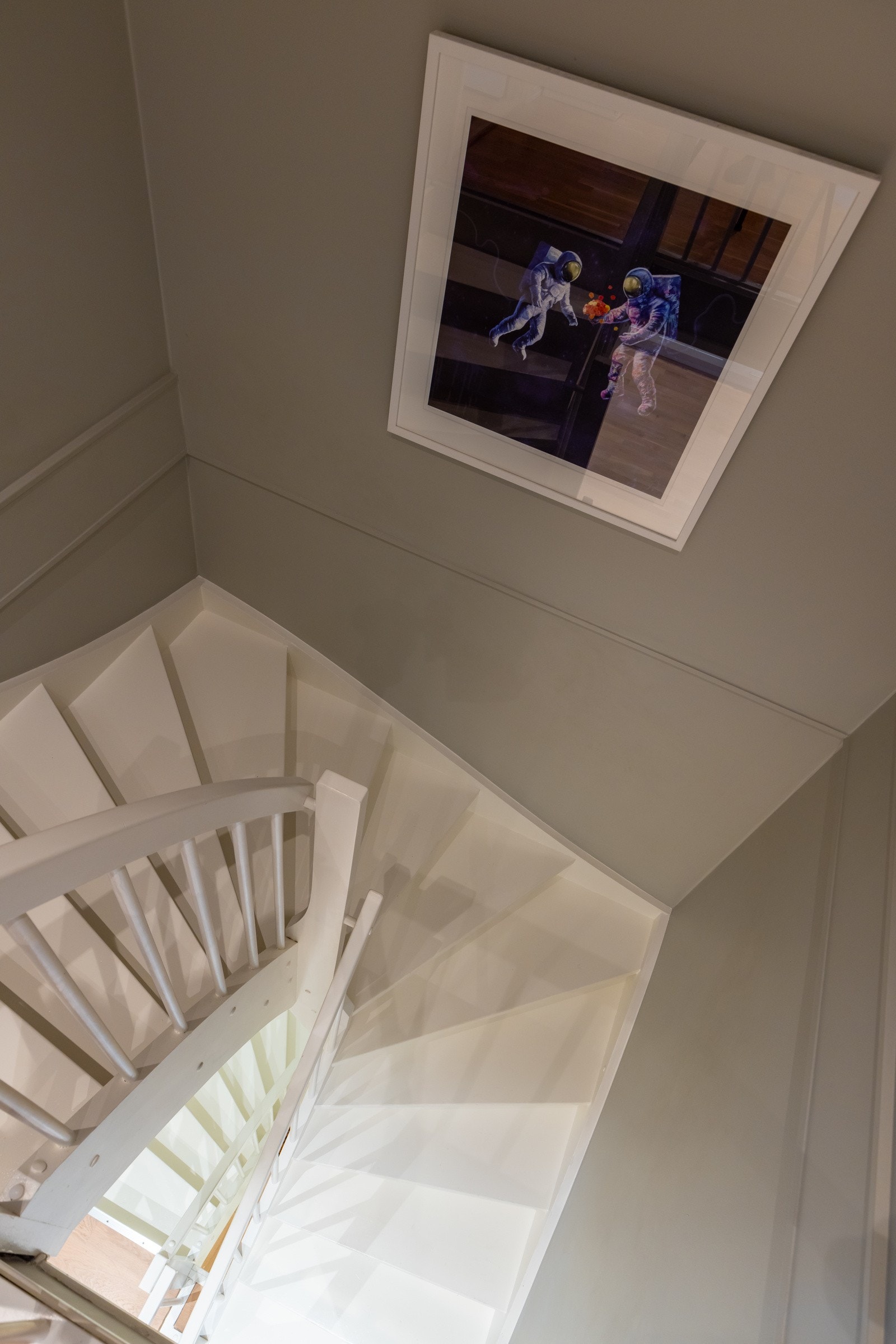 Boligens 2. etasje har tre soverom og et flott bad. Galleribilde