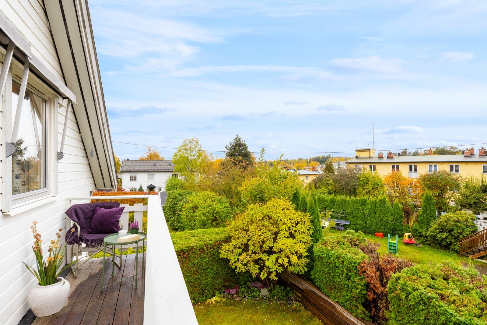 Balkongen ligger også vestvendt, med hyggelig utsyn over nærområdet. Galleribilde