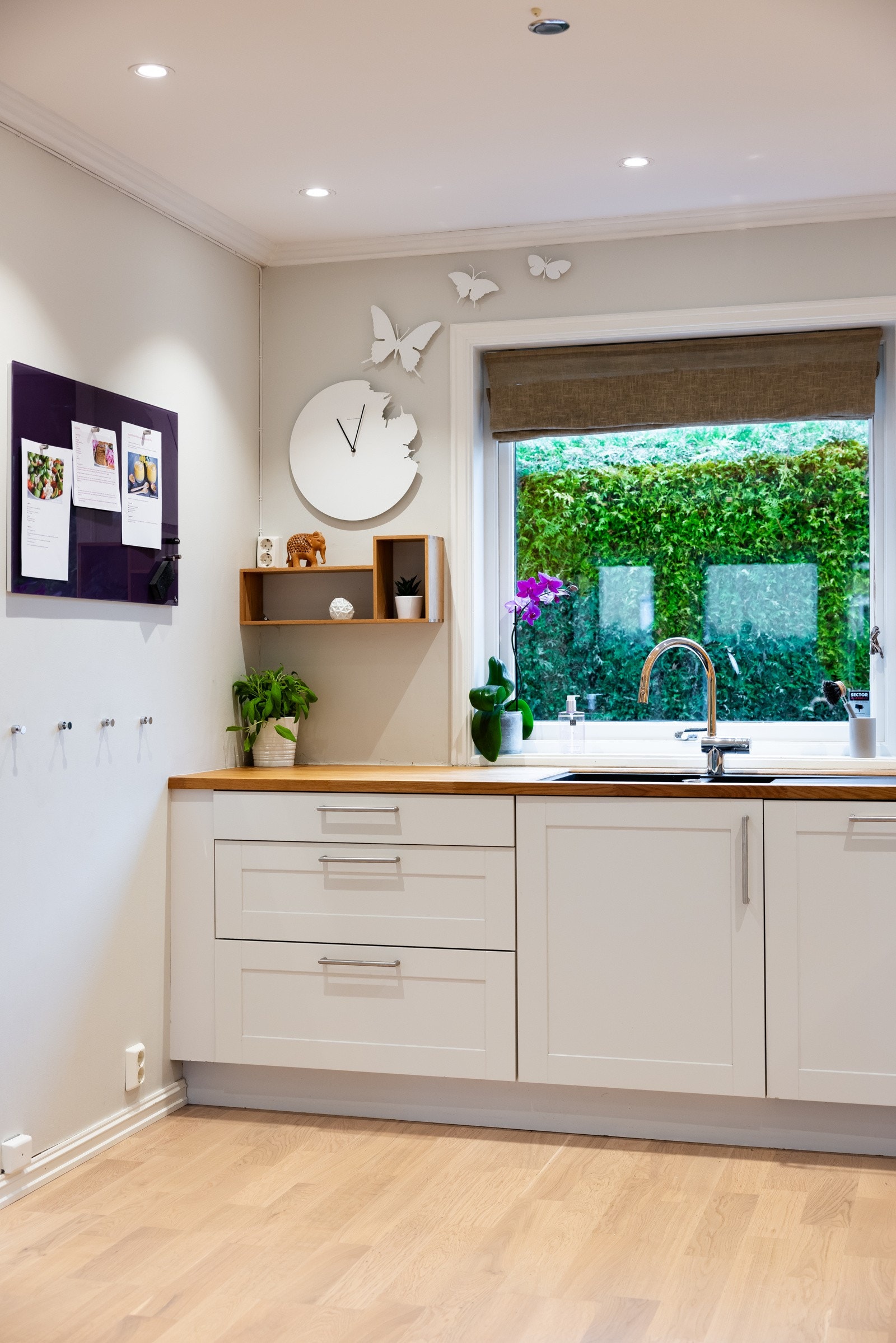 Kjøkkenet har gode arbeidsflater og rikelig med skapplass. Det store vinduet over kjøkkenbenken slipper inn godt med naturlig lys. Galleribilde