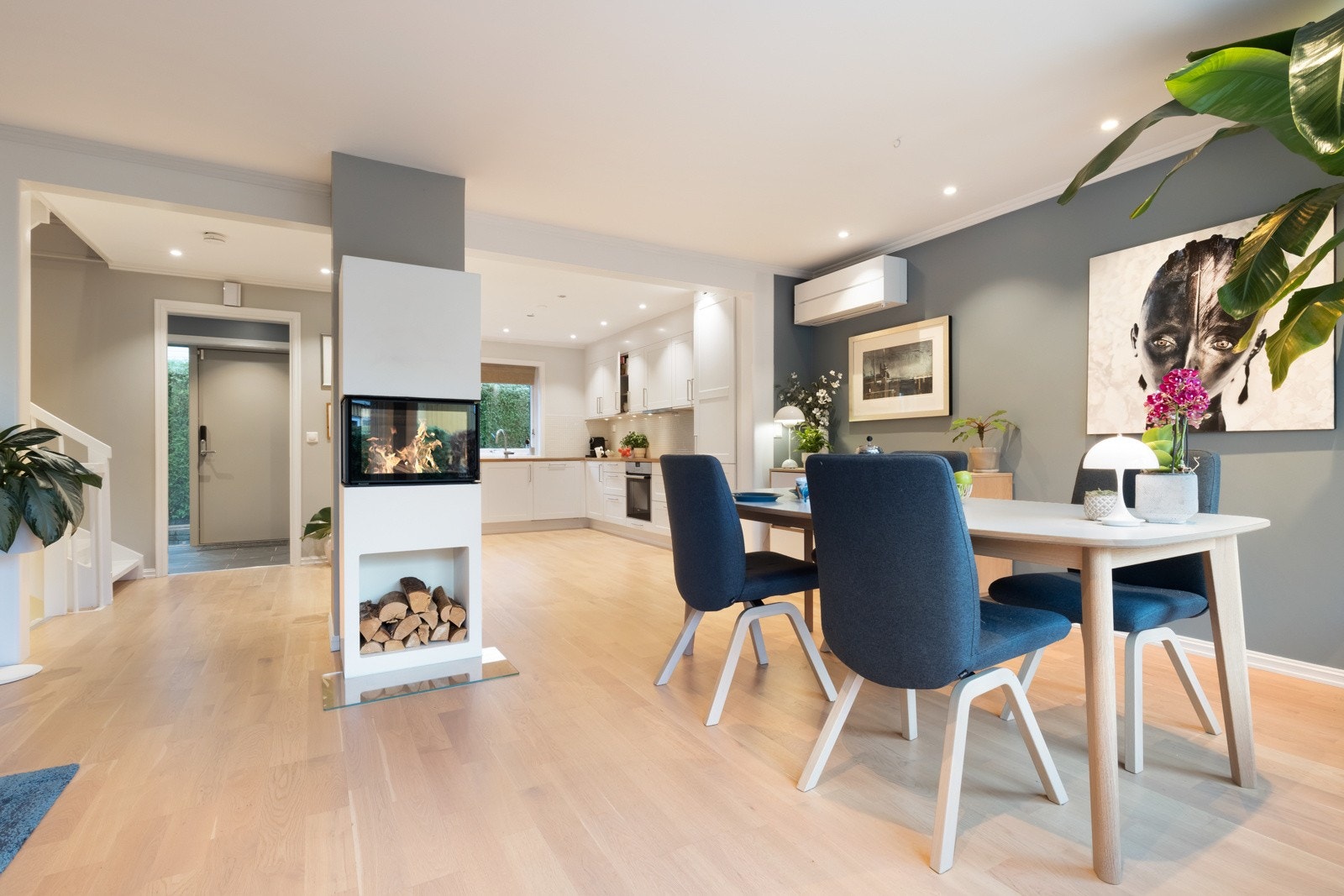 Parkett i 1. etasje, peis og terrasse ble fornyet i 2017. Galleribilde