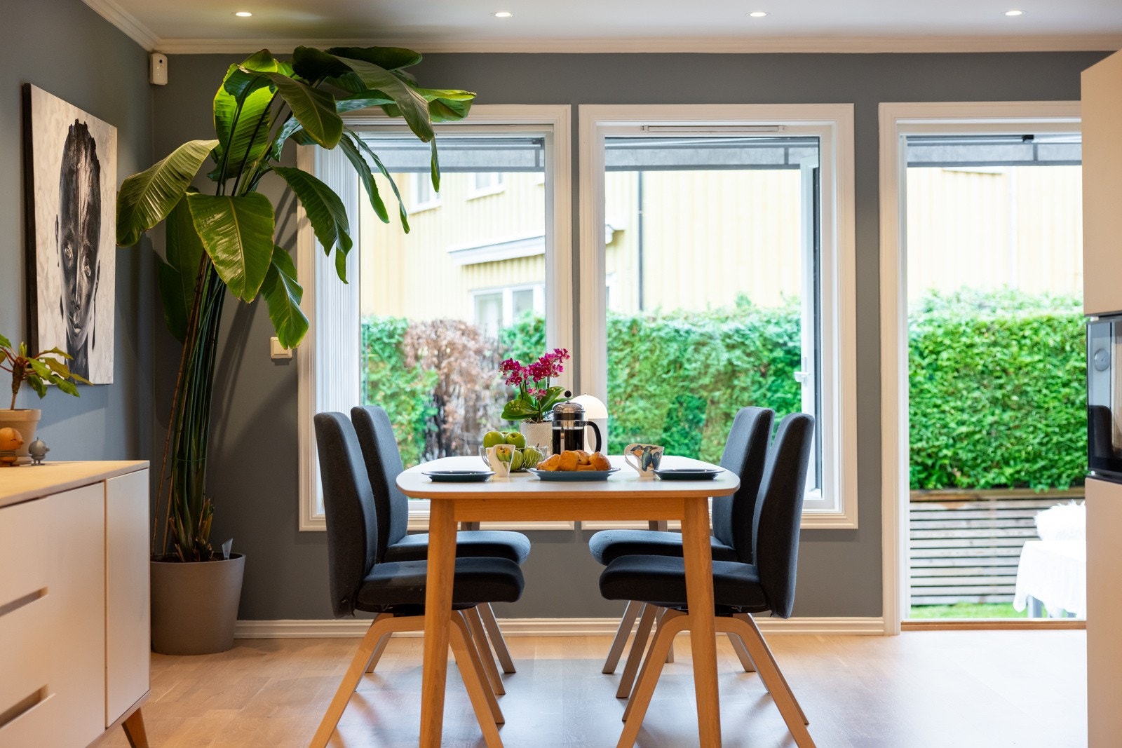 Stuen har godt med vindusflater og det er adkomst fra stuen til et idyllisk uteområde. Galleribilde