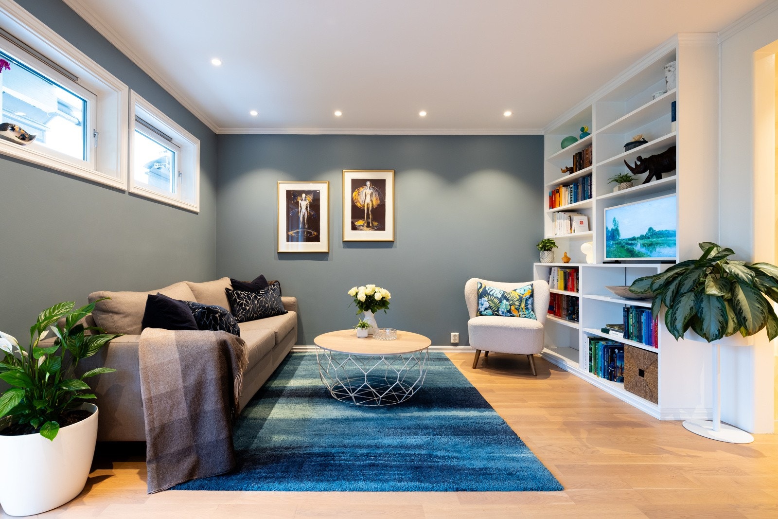 Rommets L-konfigurasjon gir mulighet for en delvis skjermet tv-stue med plassbygget hylle. Galleribilde