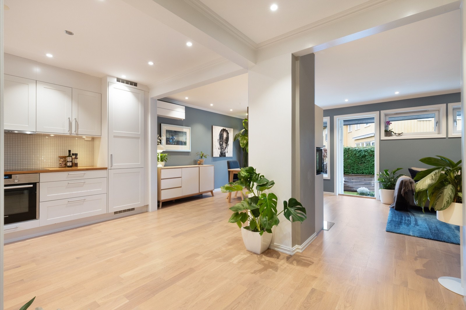 Huset har behagelig oppvarming med gulvvarme i entré, begge bad, vaskerom, trappegang i kjeller og kjellerstue. I tillegg er det ny varmepumpe fra 2024 og peisen fra 2017. Galleribilde