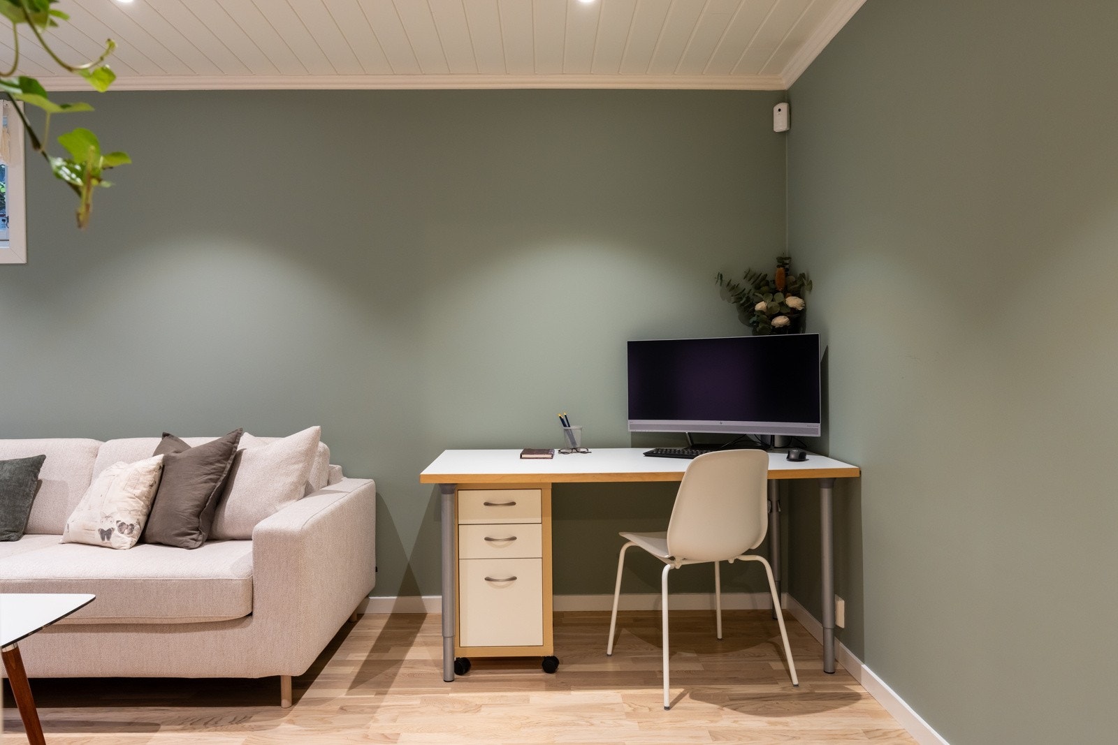 I 2021 ble det byttet 17 downlights til LED-downlights i kjellerstue, trapp og entré. Galleribilde