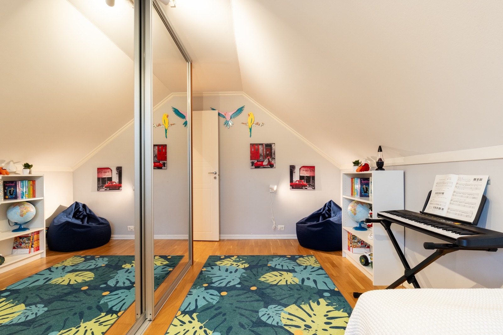 Boligen har solide garderobeløstninger i inngangsparti og soverom 1 og 2. Galleribilde