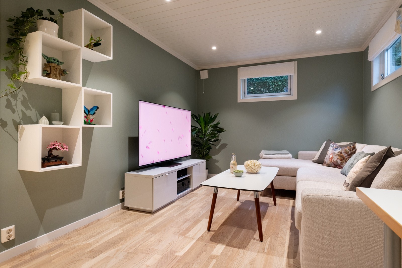 Lys og hyggelig kjellerstue. Rommet er ikke omsøkt etter byggeår og er på papiret godkjent som disponibelt rom. Galleribilde