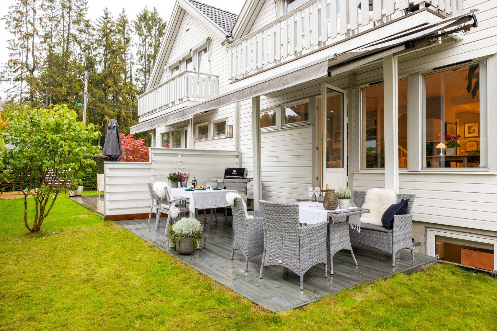 Vertikaltdelt, lys og praktisk tomannsbolig med hyggelig uteplass og god planløsning. Galleribilde