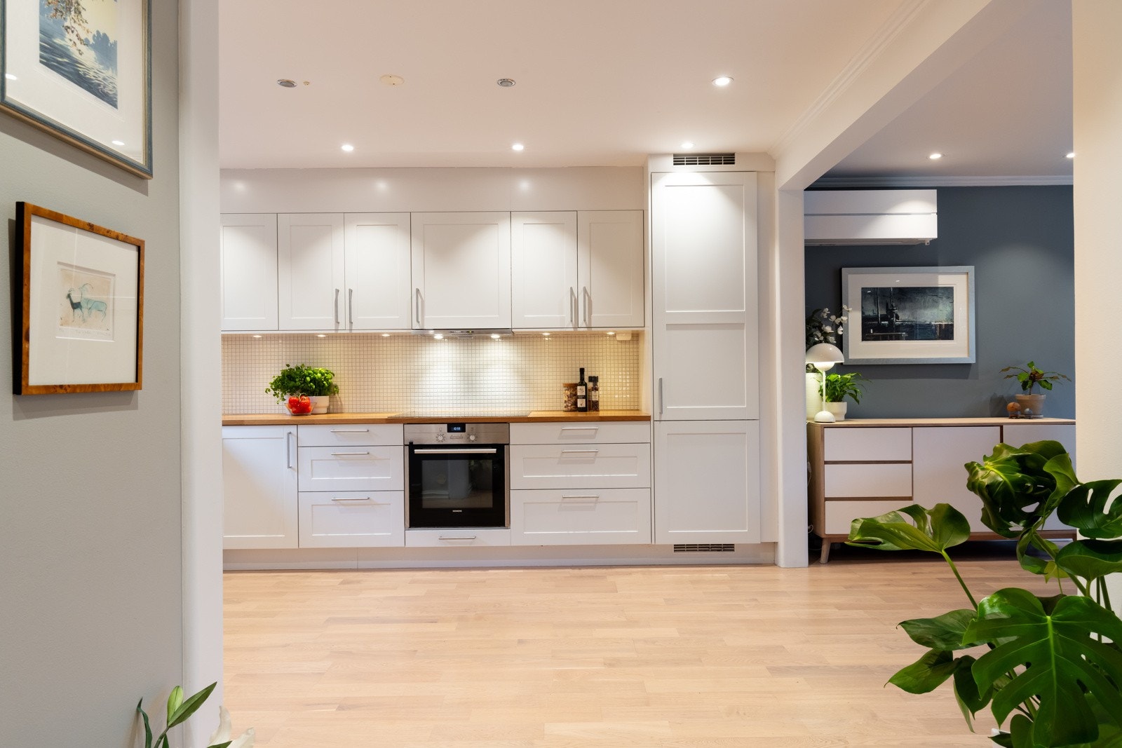 Kjøkkenets tilknytning til spisestuen skaper en fin flyt i rommet. Galleribilde