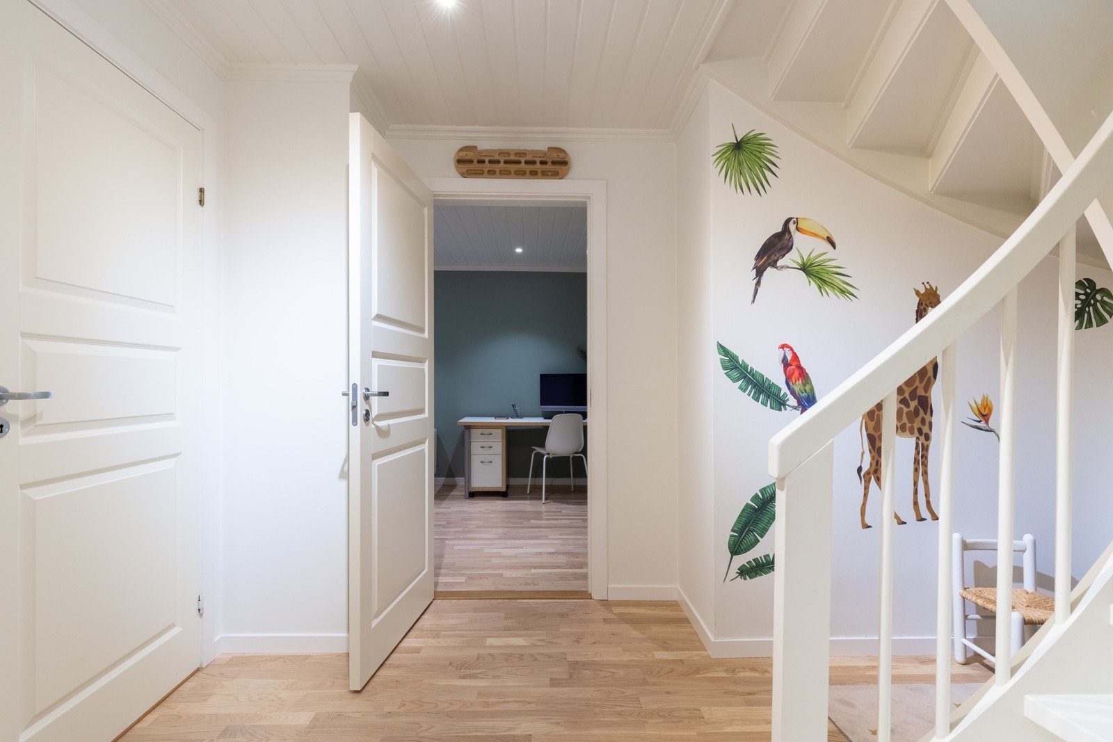 Både trappegang og kjellerstuen i underetasjen ble pusset opp i 2024. Galleribilde