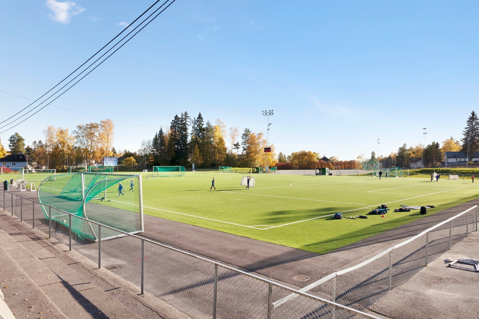 I umiddelbar nærhet ligger Gressbanen, med fotballbane på sommeren og skøytebane på vinteren. Den nye Meny-butikken er planlagt for åpning i november. Galleribilde