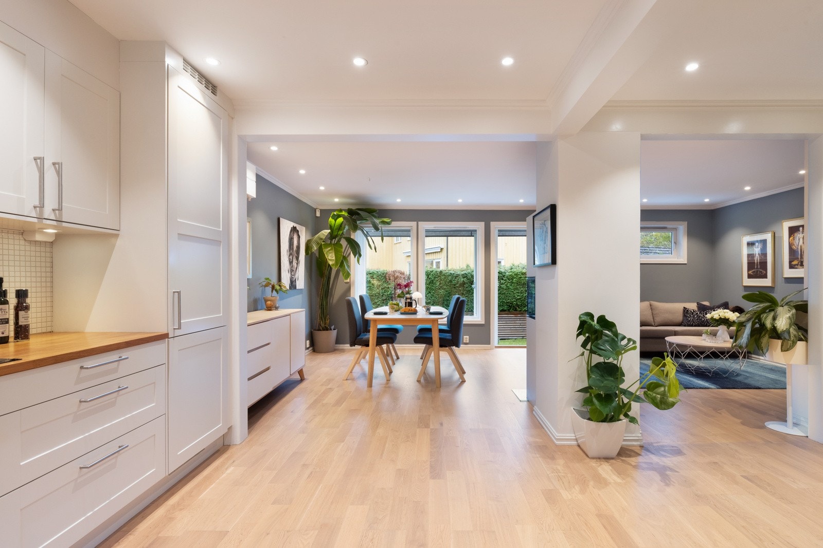 Rommet er gjennomgående med store vindusflater som slipper inn rikelig med naturlig lys, noe som skaper en luftig og åpen følelse. Galleribilde