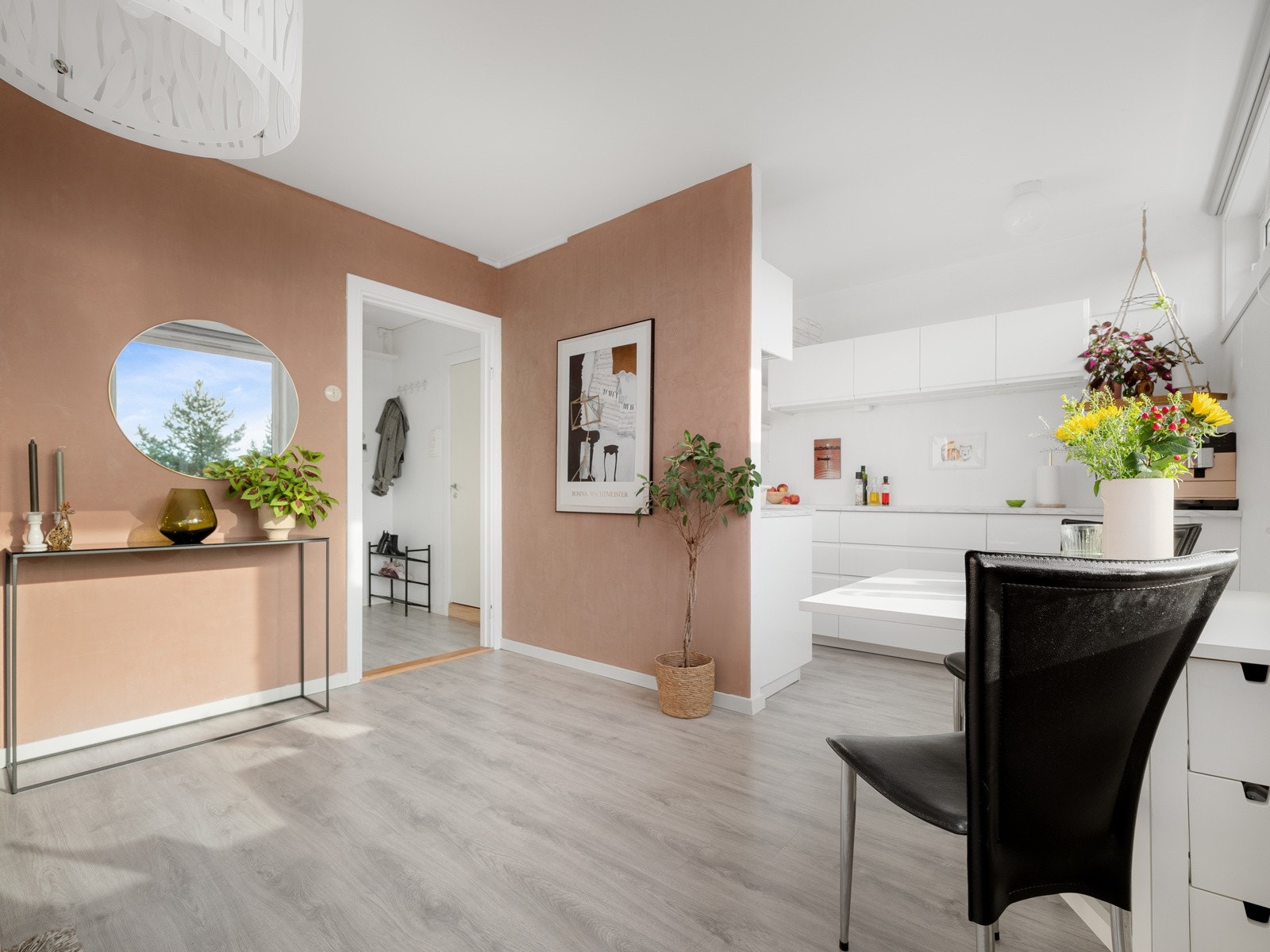 Rommet har god plass til både en sittegruppe og en spiseplass, og den åpne planløsningen gir en luftig følelse Galleribilde