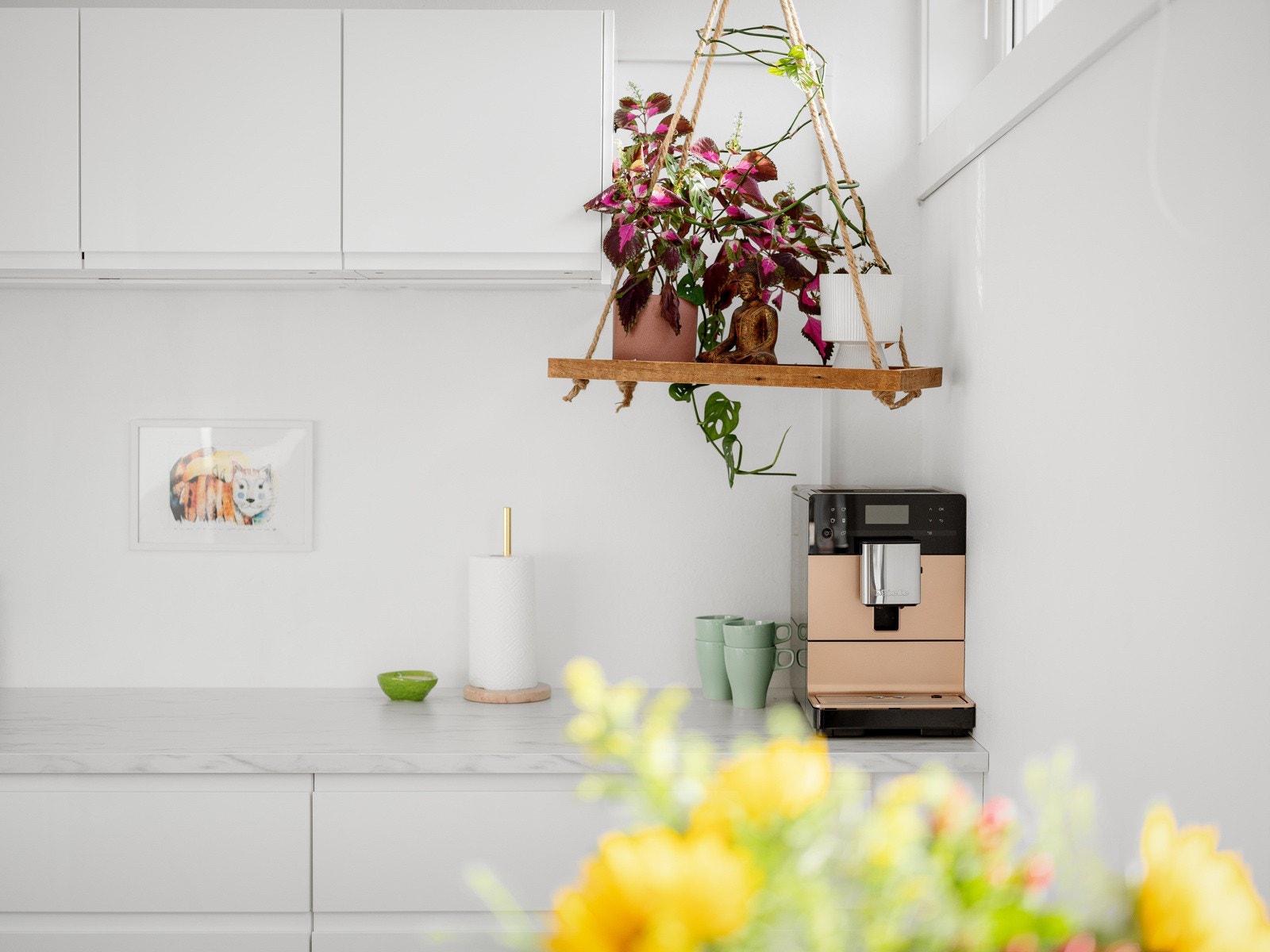 Kjøkkenet er utstyrt med integrerte hvitevarer, inkludert komfyr med induksjonsplatetopp, oppvaskmaskin, og kjøleskap/fryser Galleribilde