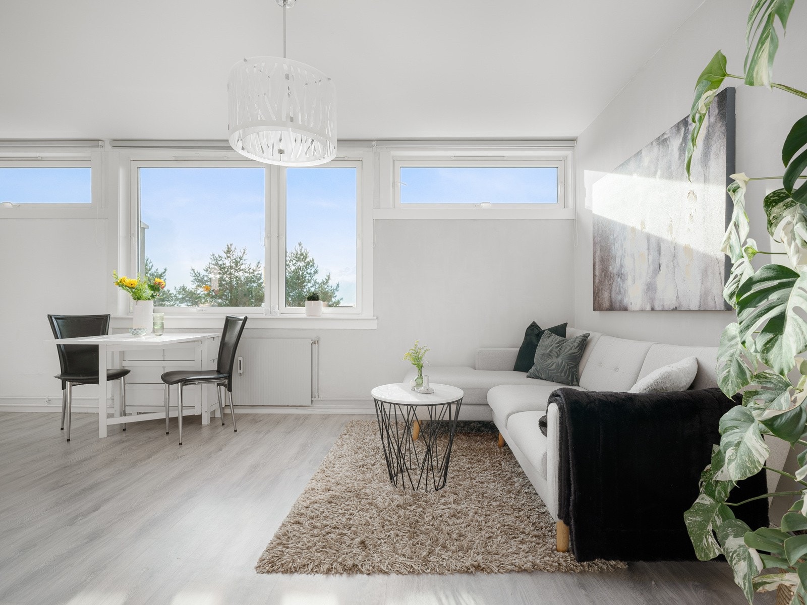 Leiligheten har en lys og romslig stue med store vinduer som slipper inn rikelig med naturlig lys og skaper en behagelig atmosfære. Galleribilde