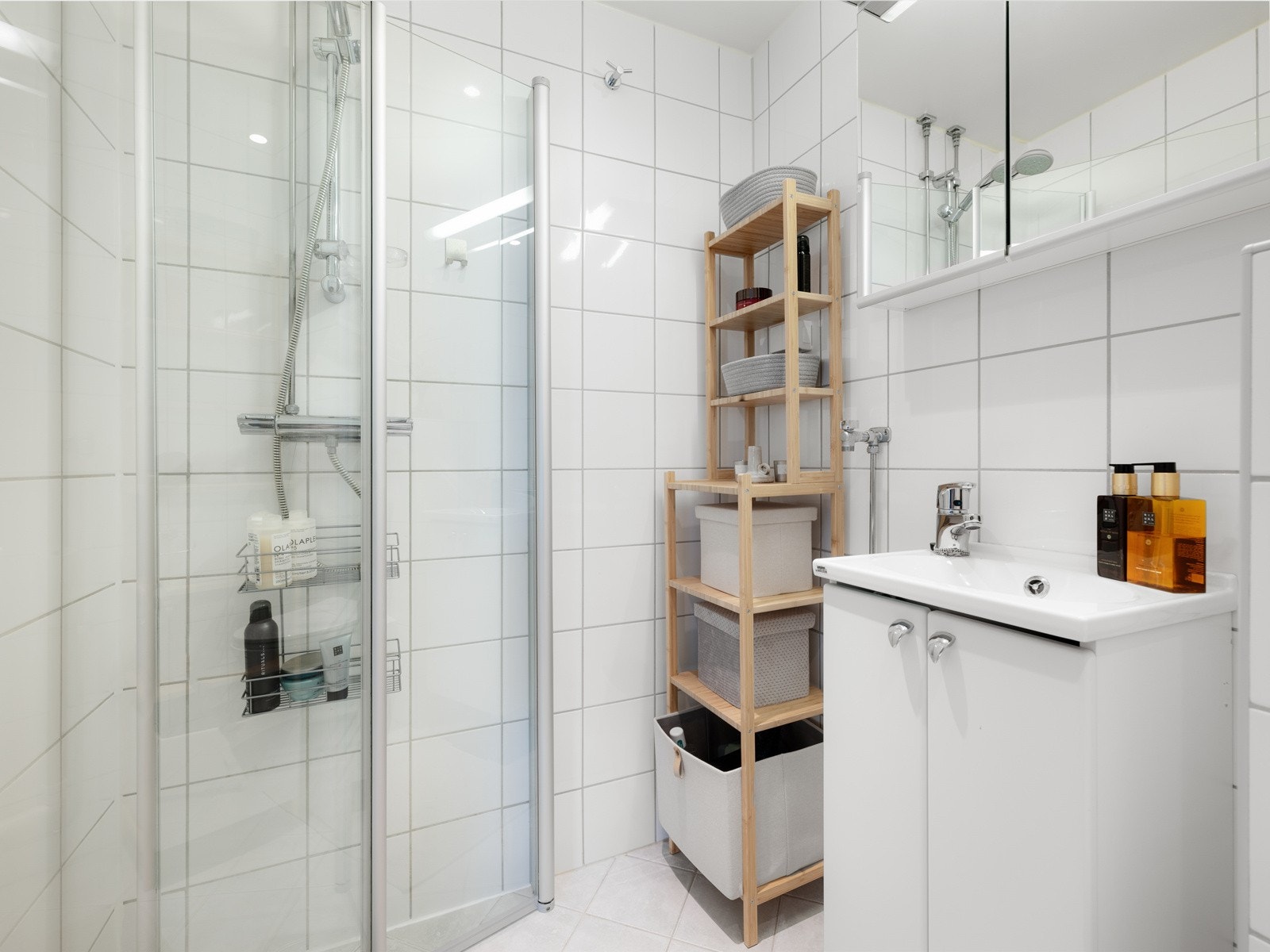 Badet er velutstyrt, med servant servantskap, speilskap med tilhørende lyslist, dusj med svingbare vegger i herdet glass, og opplegg for vaskemaskin Galleribilde