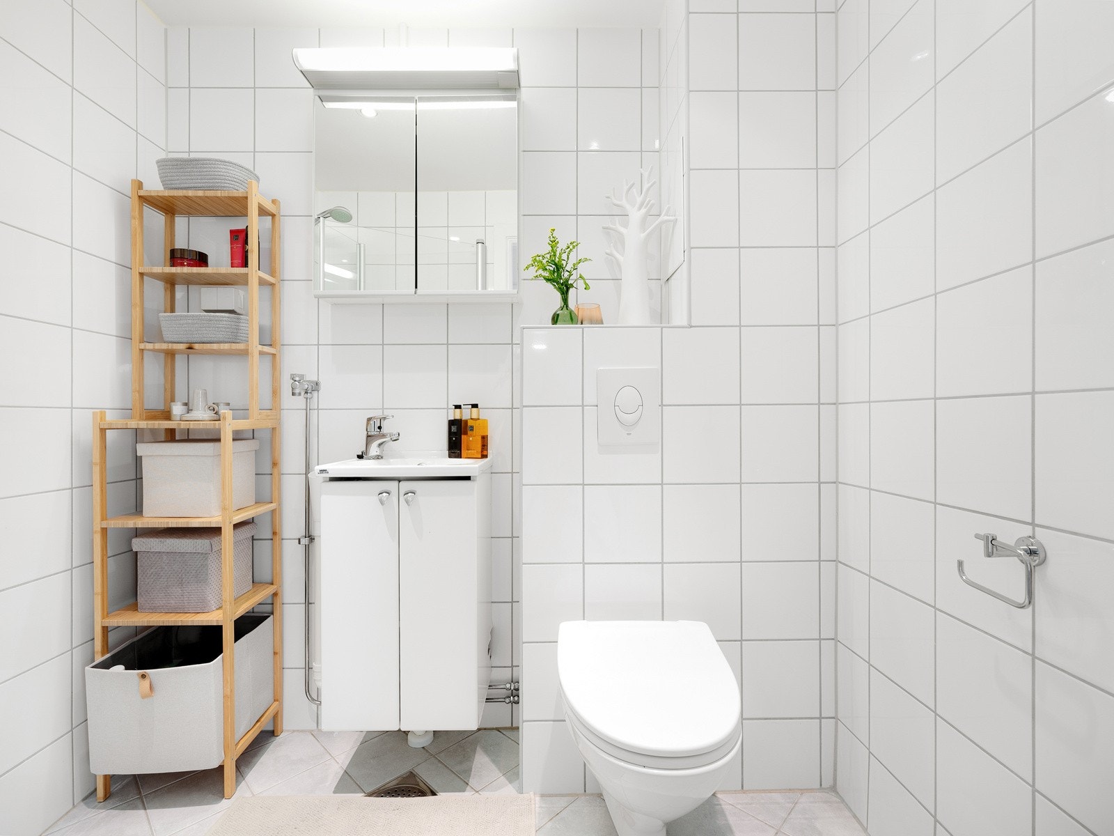 badet har flislagte gulv og vegger, og ble totalrenovert i 2010 som en del av et prosjekt i regi av borettslaget Galleribilde