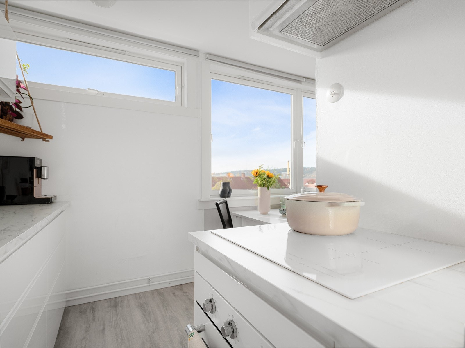 Kjøkkenet har godt med benkeplass og skapplass Galleribilde