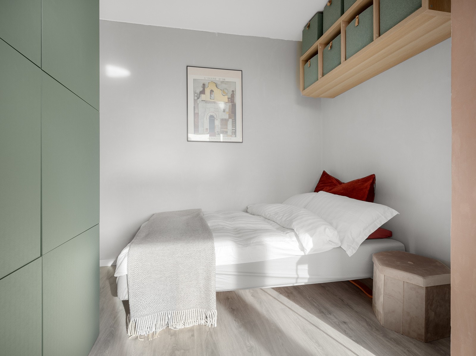 Her har du god plass til stor seng og garderobeløsninger, i egen sone av stuen Galleribilde