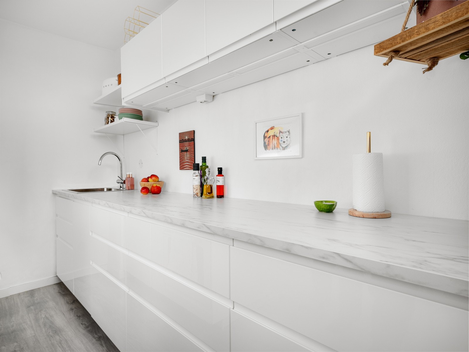 Frontene gir et elegant og tidløst uttrykk, og kjøkkenet ble oppgradert med ny innredning i 2020 Galleribilde