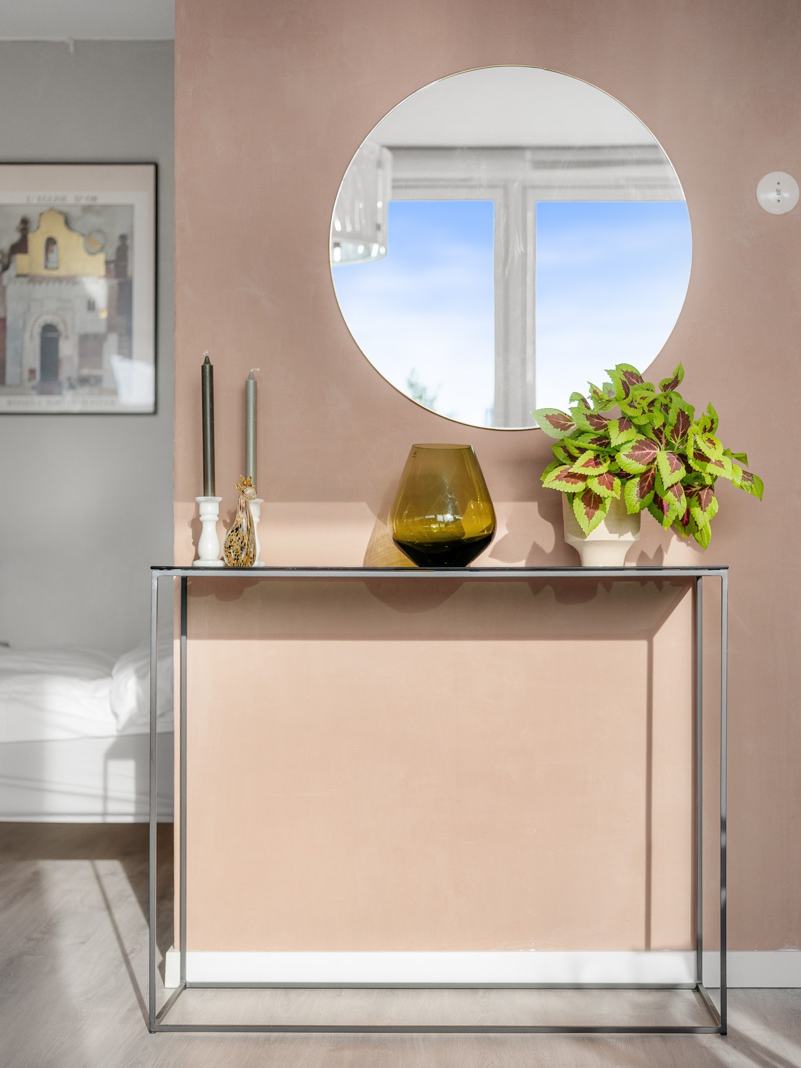 Rommet er malt i tidsriktige og moderne farger Galleribilde