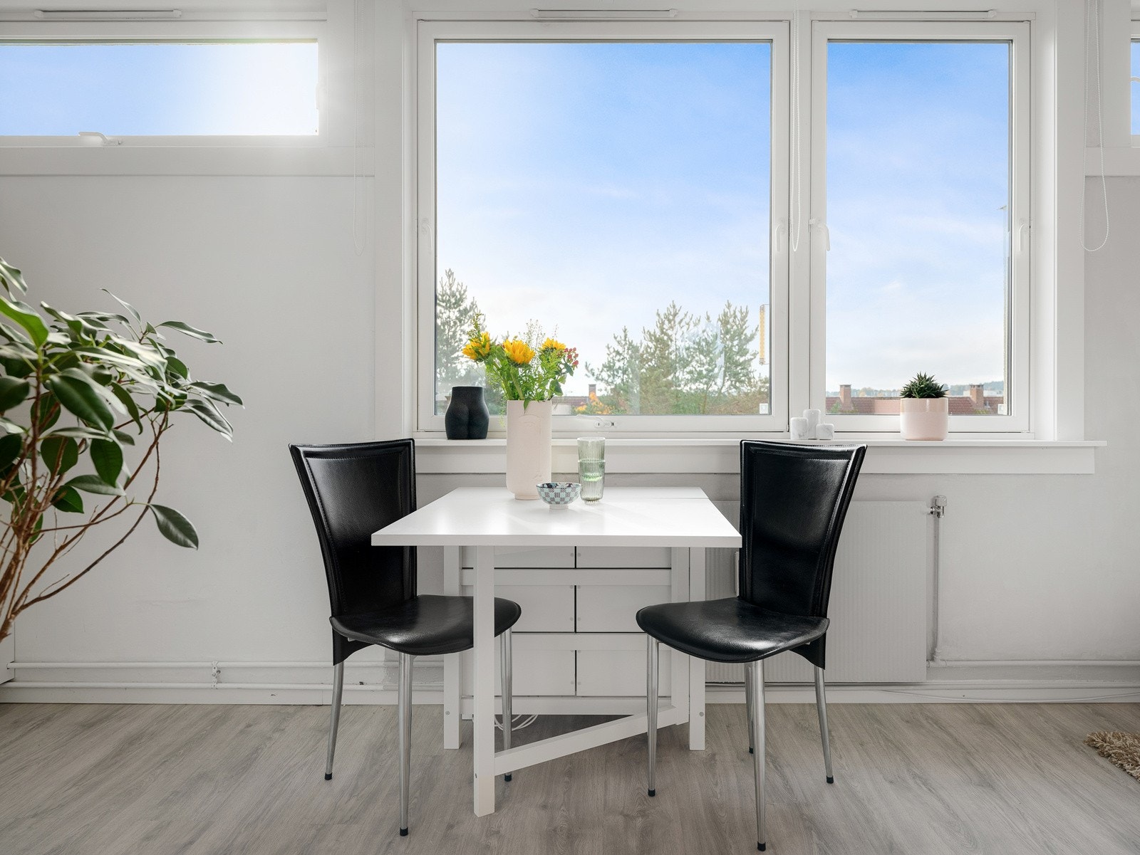 Nyt morgenkaffen eller middagen til en fin utsikt mot omgivelsene Galleribilde