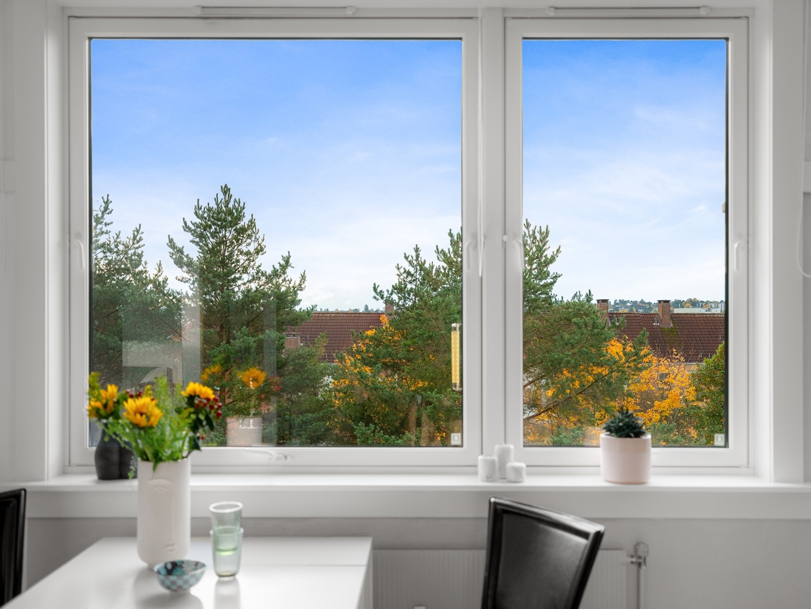 Leiligheten har svært gode vindusflater, med fint utsyn mot omgivelsene Galleribilde