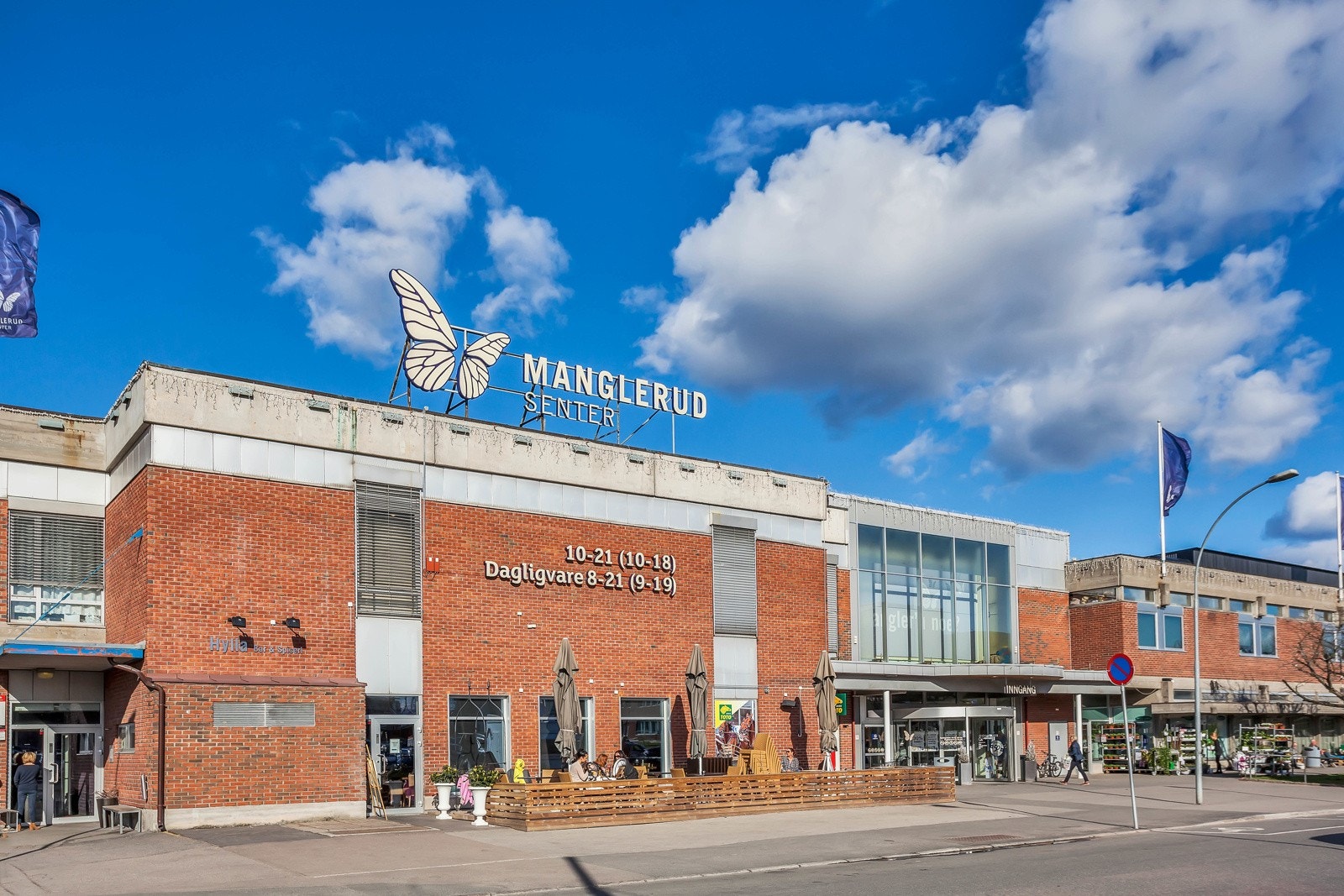 Manglerud senter ligger 2 minutter gange unna leiligheten. Galleribilde