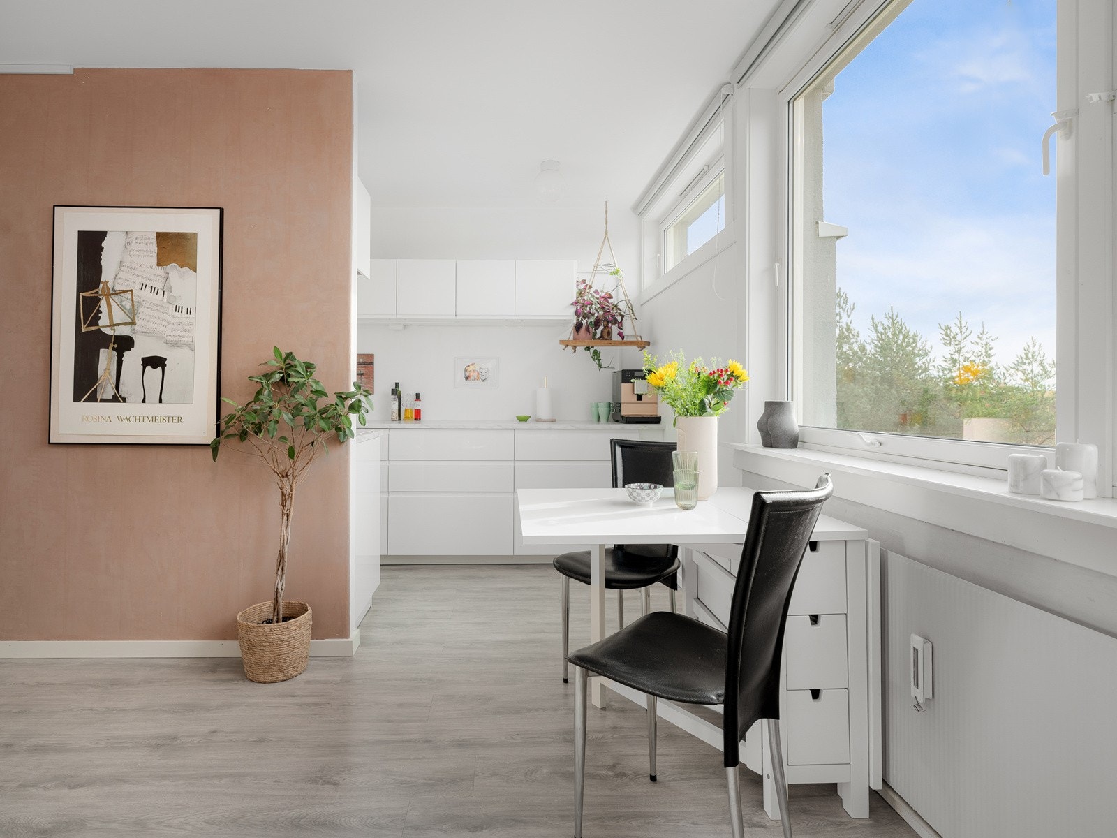 Gulvet er dekket med moderne laminat som både er slitesterkt og lett å vedlikeholde, fra 2020. Galleribilde