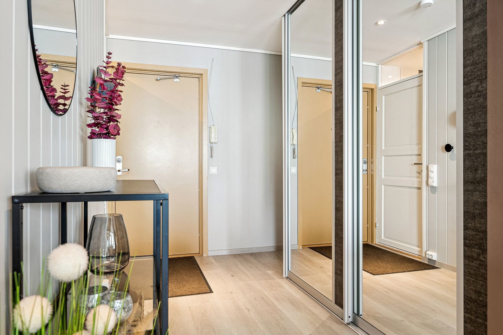 Velkommen inn. Førsteintrykket representerer resten av boligens moderne gjennomførelse godt. Galleribilde