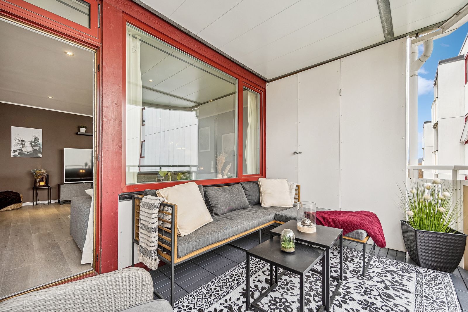 Fra stue har man utgang til en romslig sørvendt balkong. Galleribilde