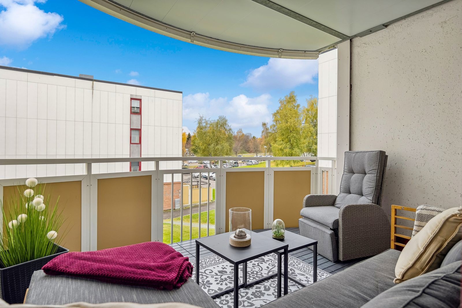 I 2. etg. har man ingen innsyn. Sola skinner dag og ettermiddag. Galleribilde