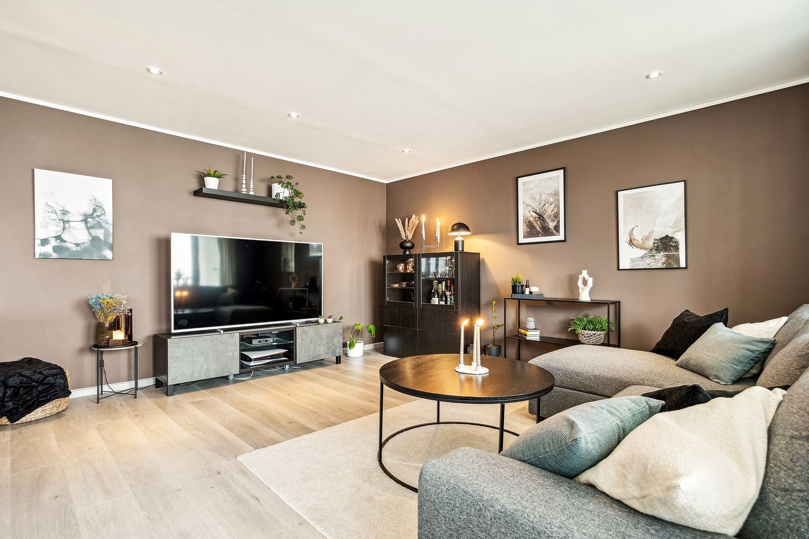 Det er naturlige møbleringssoner i stua, fordi planløsningen er designet med hensyn å ha plass til både TV-stue og spisestue. Galleribilde