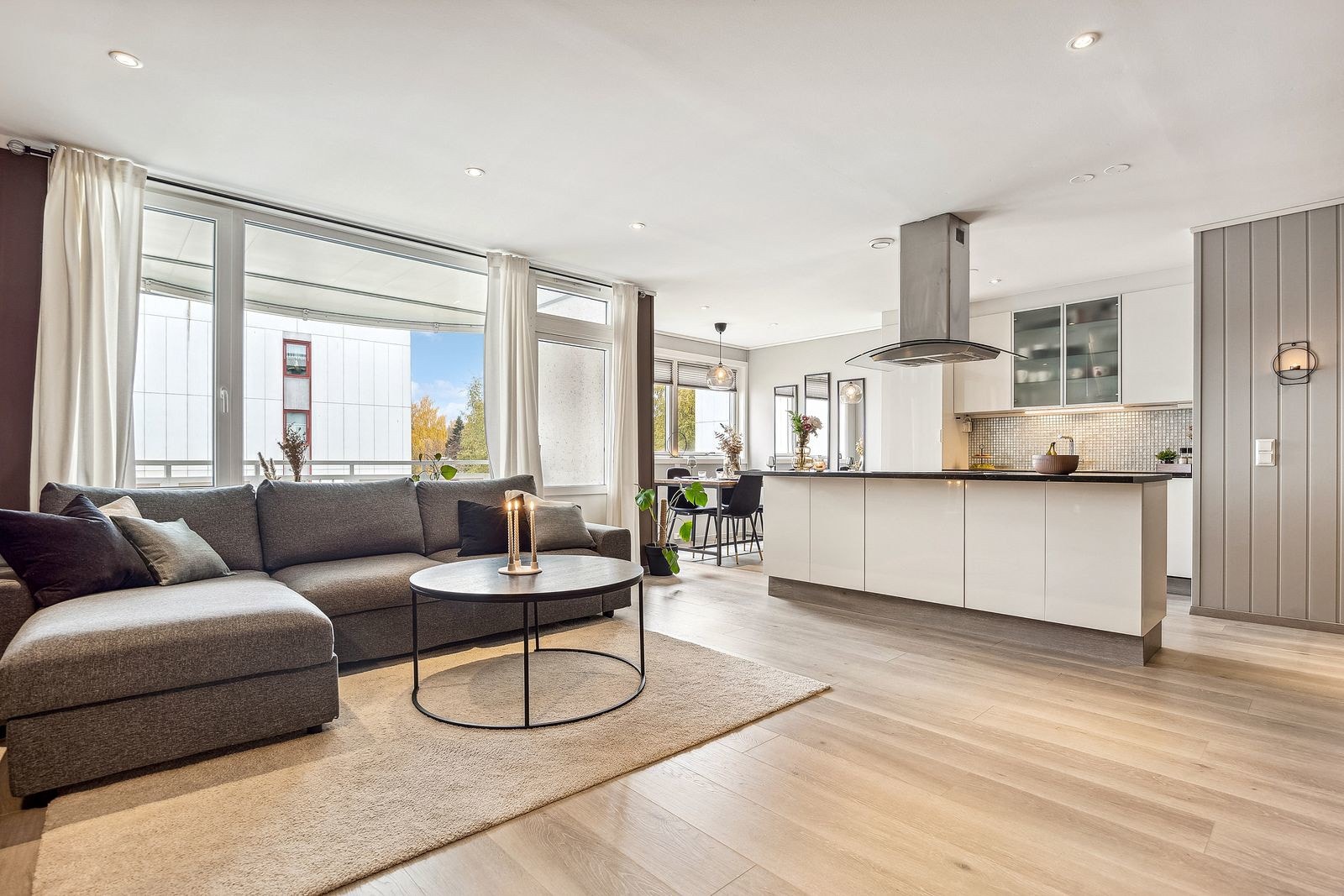 Det er spotter i himling i gang, stue, kjøkken og bad. Galleribilde