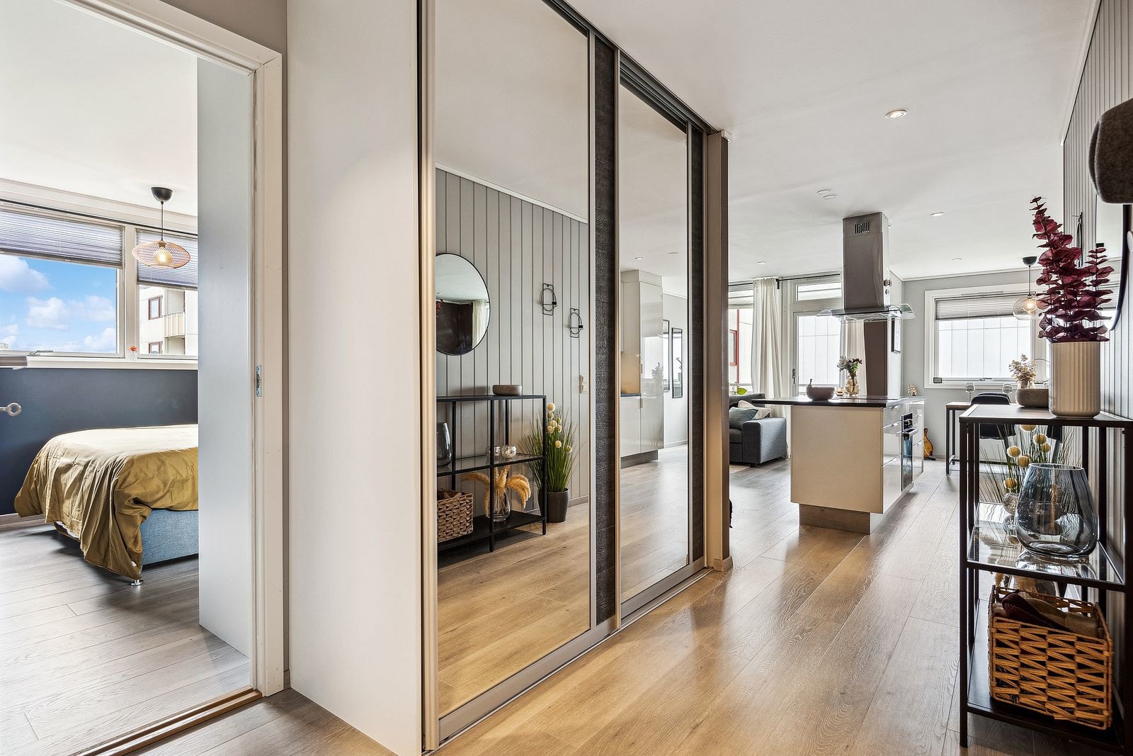 Det er skyvegarderobe med speil i gangen, for en praktisk oppbevaringsløsning av sko og jakker. Galleribilde