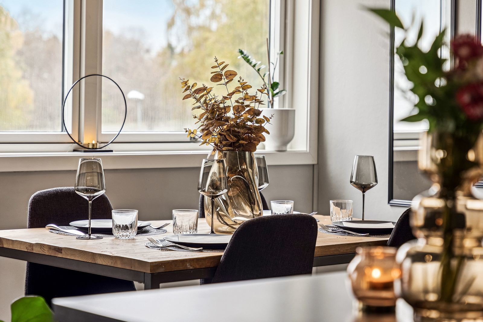 ... se så fint det får frem møblementet og materialets farger. Galleribilde