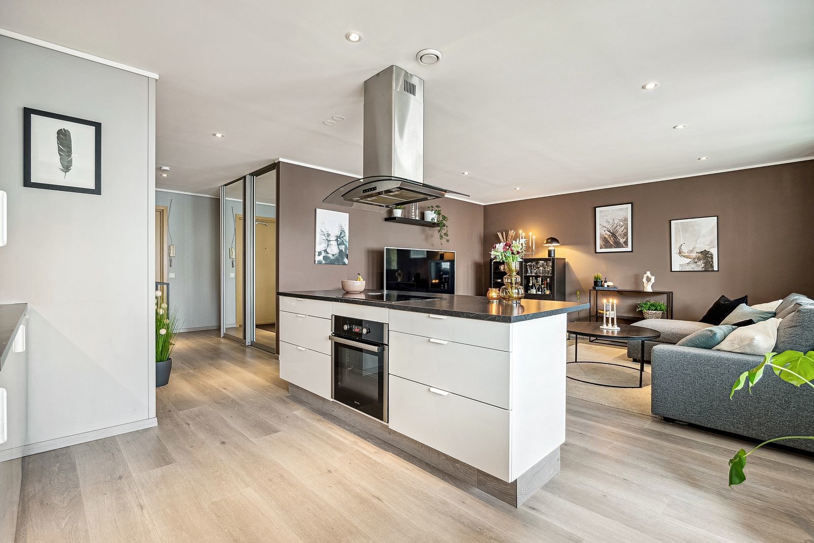 Kjøkkenet er luftig og har kjøkkenøy - et flott supplement for bedre arbeidsflyt på kjøkkenet. Galleribilde