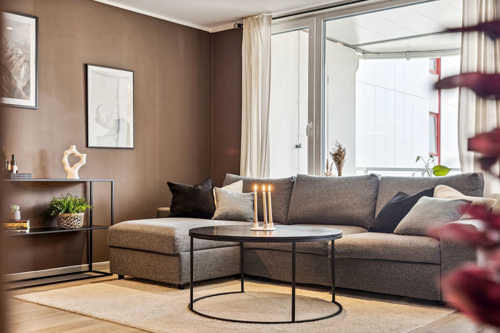 Leiligheten har en gjennomgående tidsriktig fargevalg på vegger og gulv, og gjør det enkelt å innrede etter egen smak og behag. Galleribilde