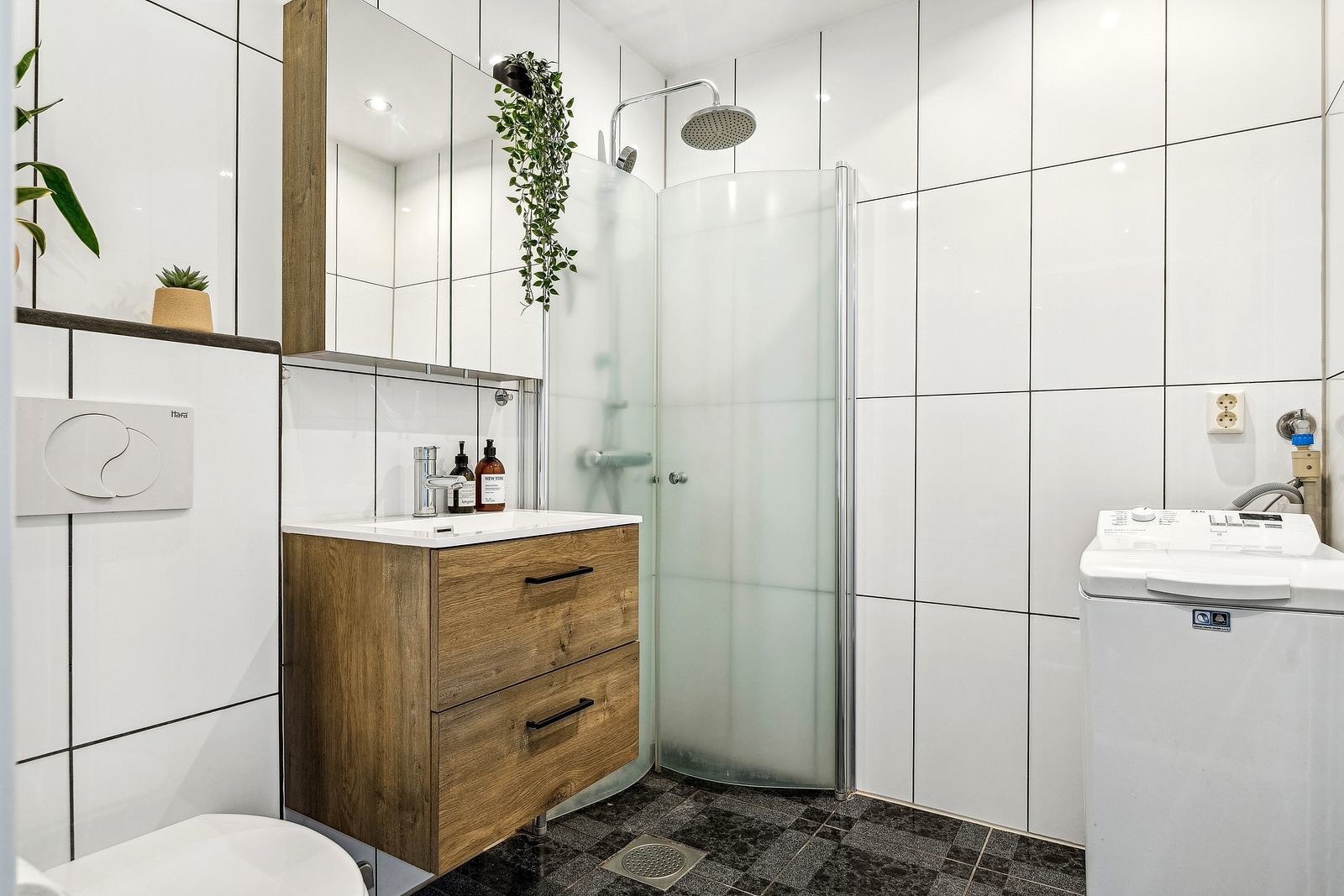 Det er også opplegg til vaskemaskin. Baderommet har smarte og arealbesparende løsninger. Galleribilde