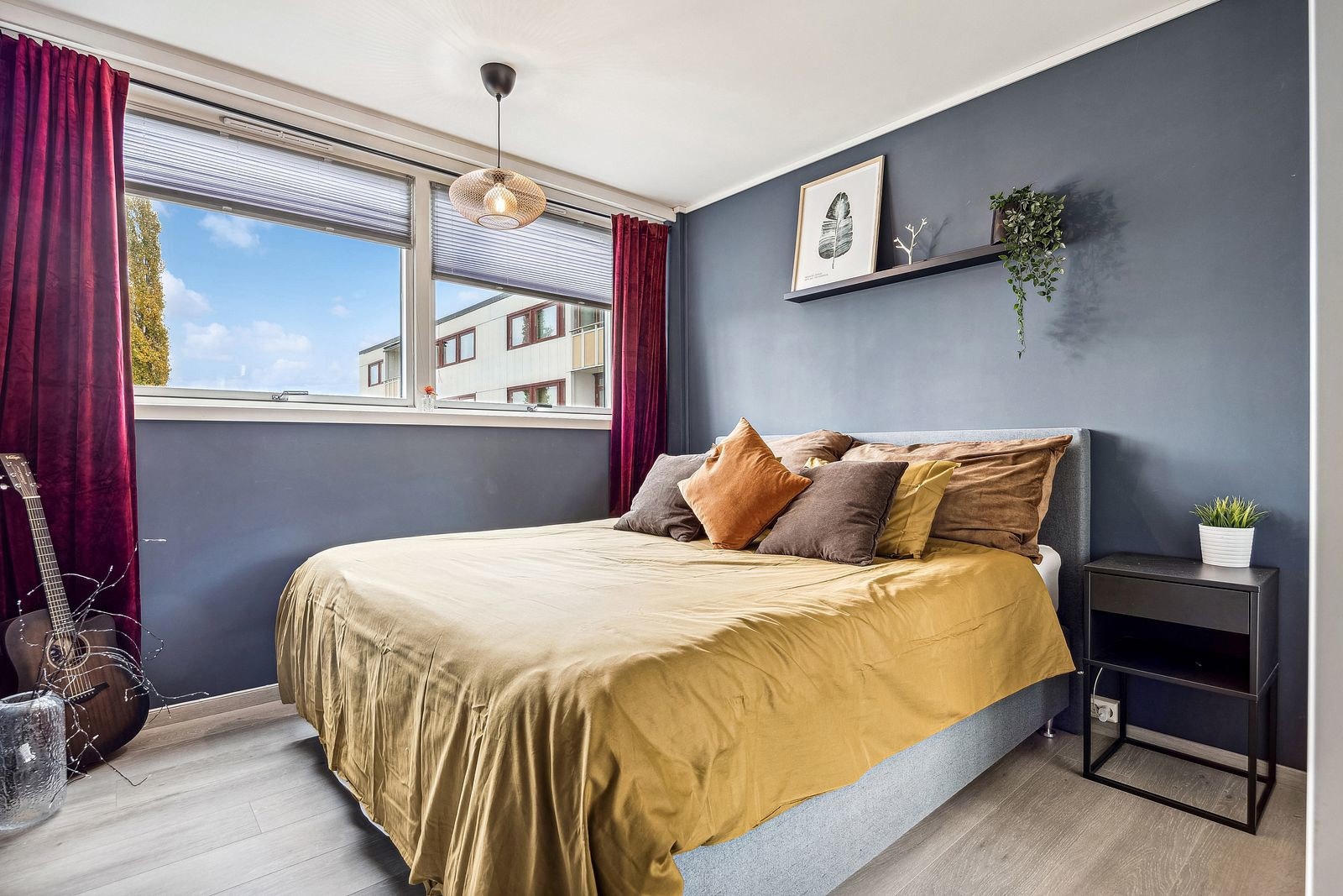 Soverommet er hele 10 kvm, og er malt i en dus blåfarge. Galleribilde