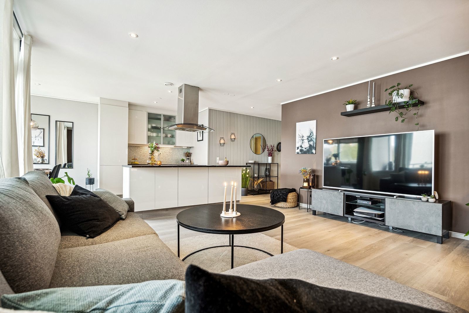 Det er åpen kjøkken/stue løsning, som åpner opp for et sosialt samvær. Galleribilde