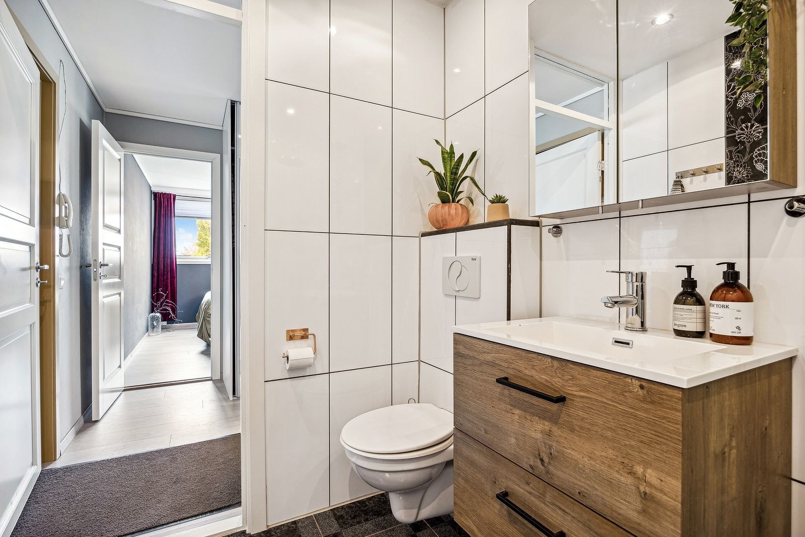 Badet har flisbelagte gulv og vegger, gulvvarme, downlights i himling. Galleribilde