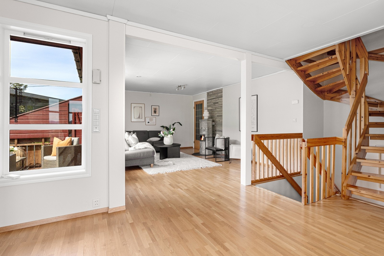 1. etg. hoveddel har en meget romslig stue på 51,4 m² med god plass til ønsket møblering. Galleribilde