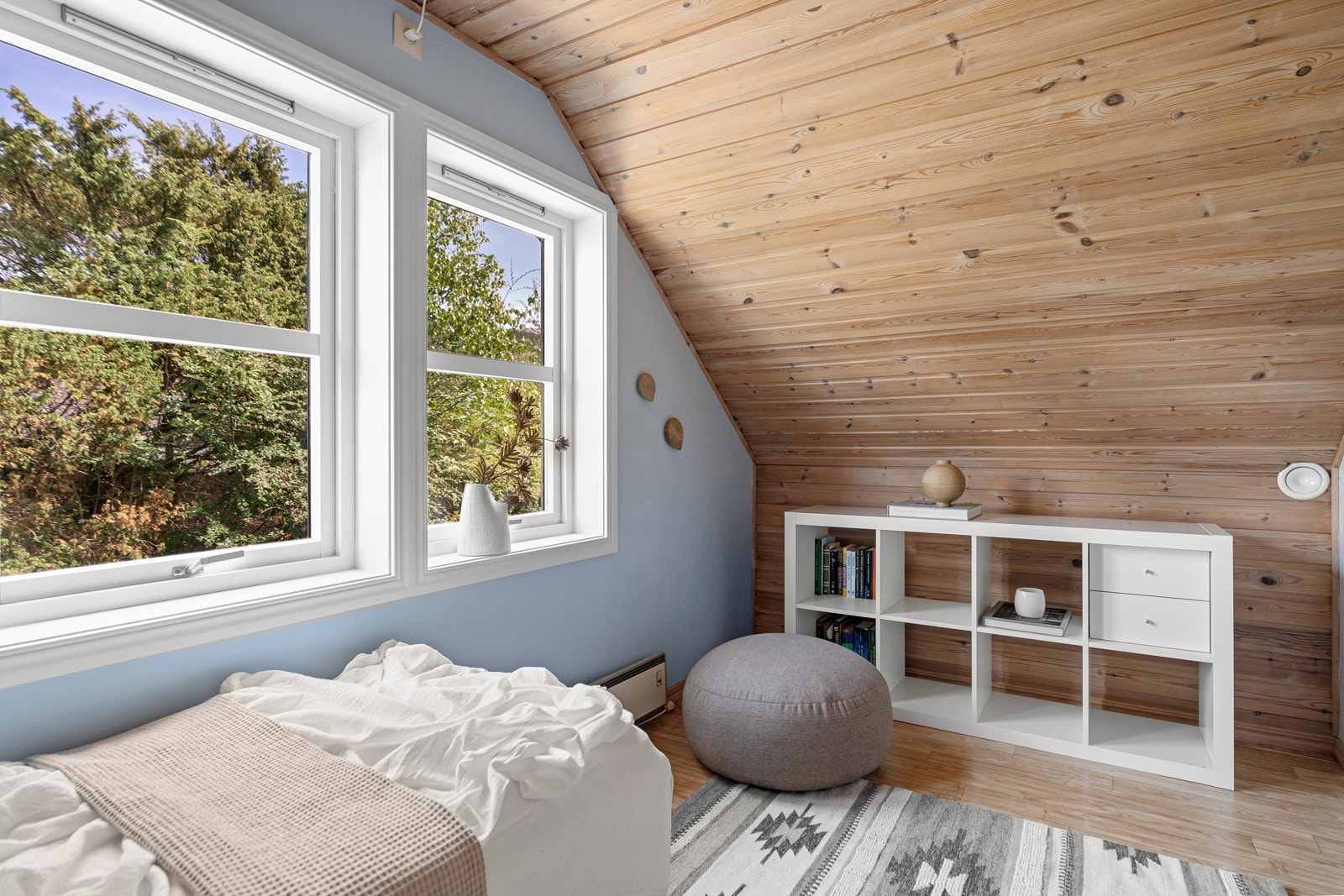 Rommet har vinylbelegg på gulvene, malt strie og panel på veggene og panel i himlingen. Galleribilde