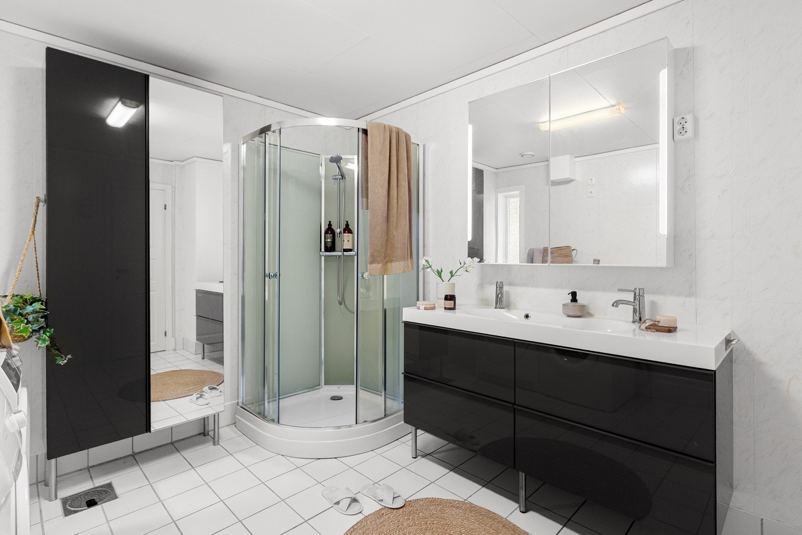 Badet inneholder servant med møblement/speil, belysning, toalett, dusjkabinett og opplegg for vaskemaskin. Galleribilde