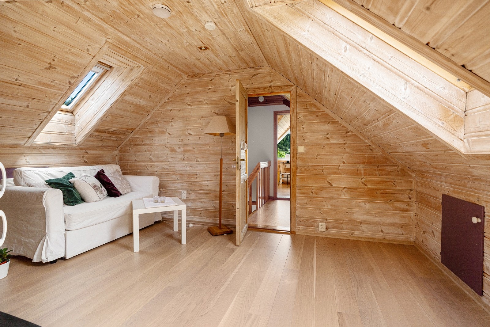 I innredet del 2.etg finner man en loftstue på 12,6 m² og et meget romslig soverom på 13,6 m². Galleribilde