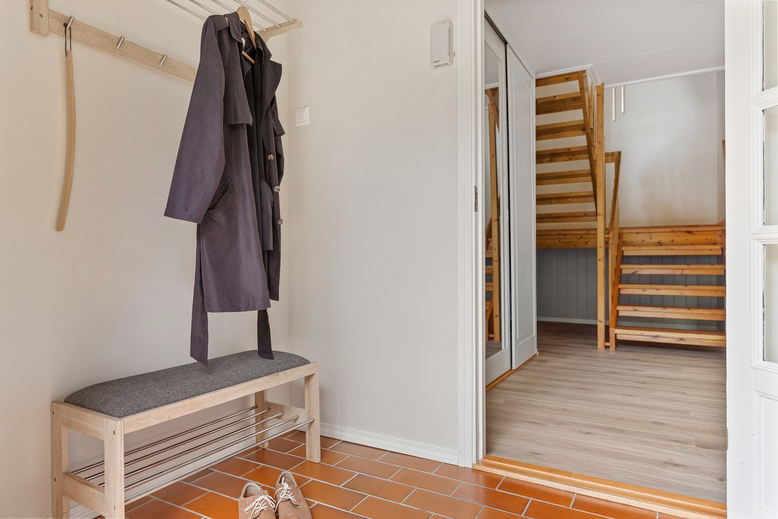 Her er det godt med plass til å sette fra seg sko, og henge fra seg yttertøy. Galleribilde