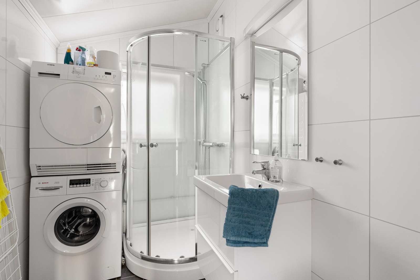 Badet er modernisert i 2013, har keramiske fliser på gulvet og baderomsplater på veggene. Vaskemaskin og tørketrommel medfølger handelen. Galleribilde