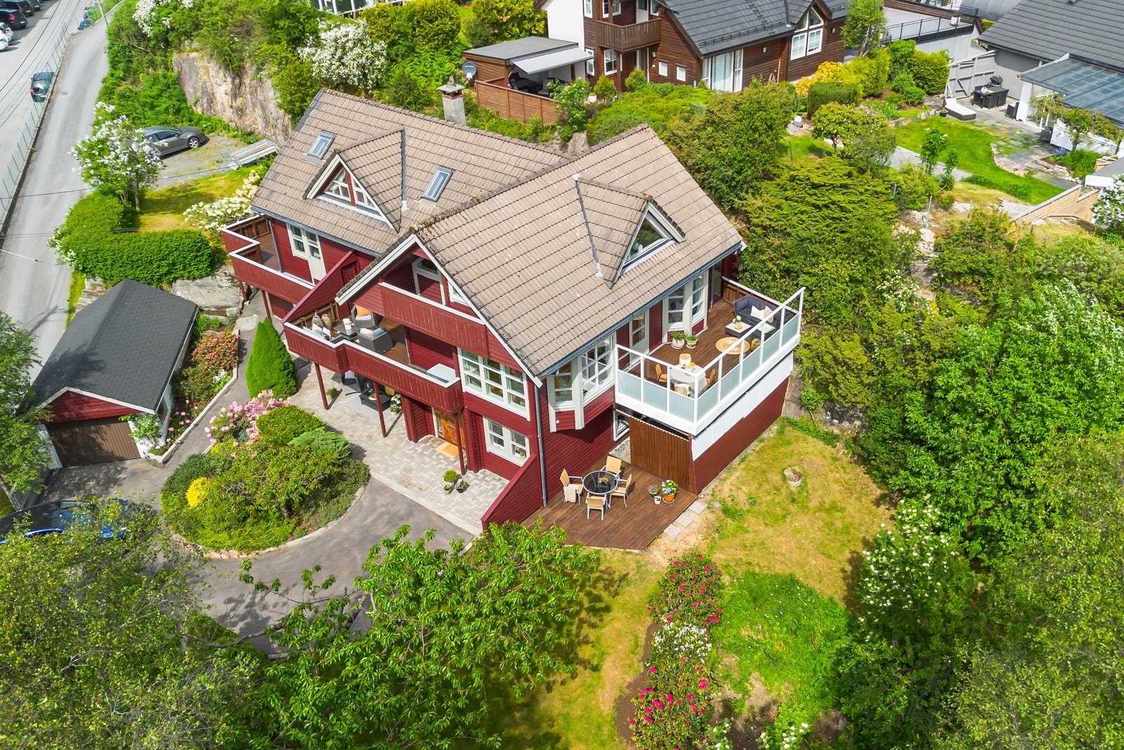 Eiendommen er pent opparbeidet med flere uteplasser. Her har man både gressplen, sør-østvendt terrasse på 12,2 m², sør-vestvendt altan på 35,1 m², sør-østvendt altan på 30,0 m² og sør-vestvendt altan på 3,4 m². Galleribilde