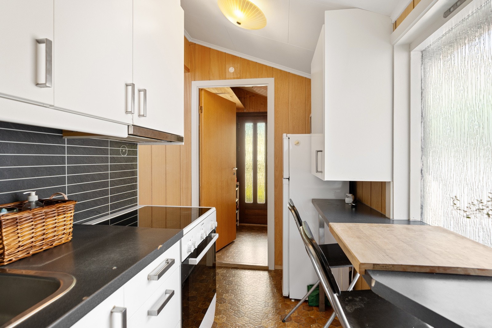Innredet del over 2 plan har inngang fra første etasje i bakkant av boligen, og er per i dag utleid for kr. 6.600 i mnd. Galleribilde
